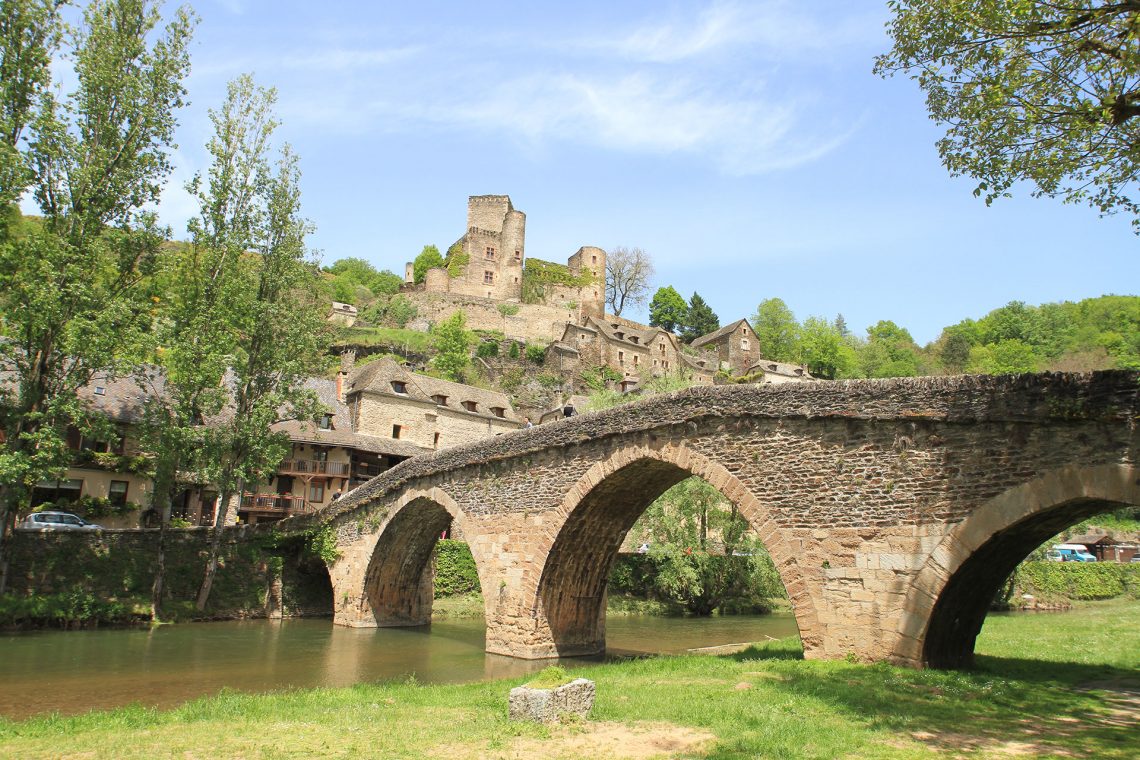 Belcastel, son pont et son château fort entouré de maisons en pierre typiques du pays, visite avec L'Oustal Pont-les-Bains
