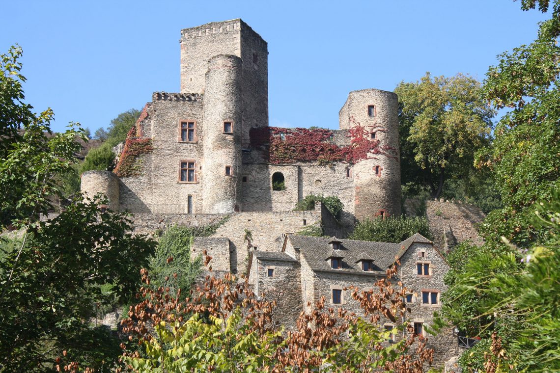 Château de Belcastel lors d'une visite touristique avec L'Oustal Pont-les-Bains en Aveyron