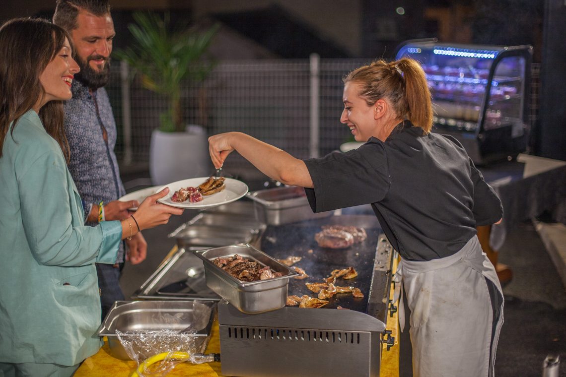 viandes d'Aubrac à la plancha servies en terrasse sur l'esplanade à cocktails du restaurant