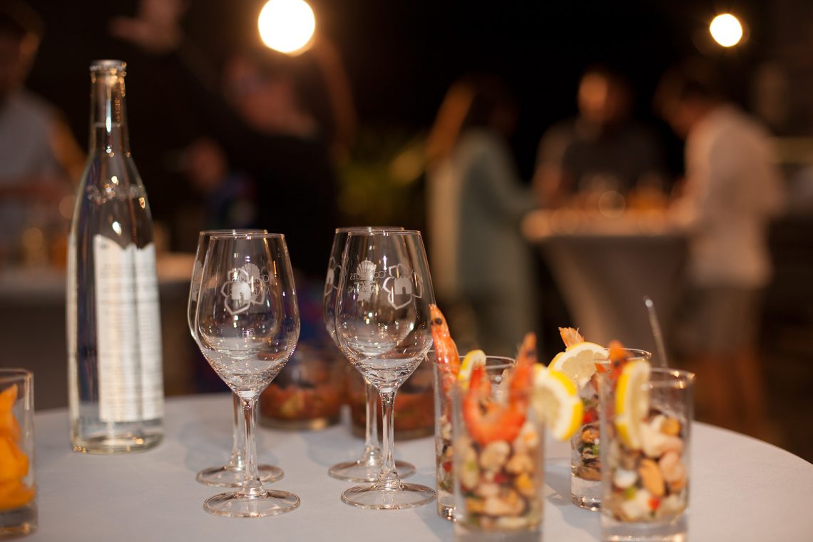 verrines apéritives avec gambas sur citron et lit de légumes sautés pour un cocktail d'entreprise à L'Oustal Pont-les-Bains en Aveyron