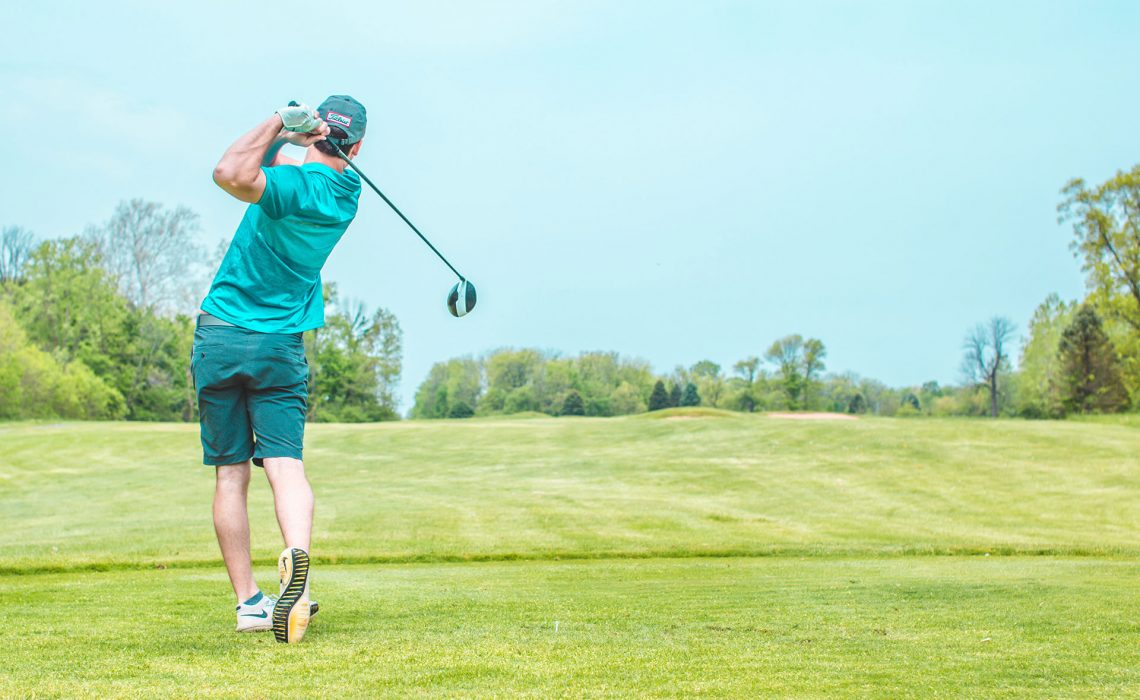 Golfeur finissant son swing au départ du trou 6 au Golf bluegreen du Grand Rodez en Aveyron