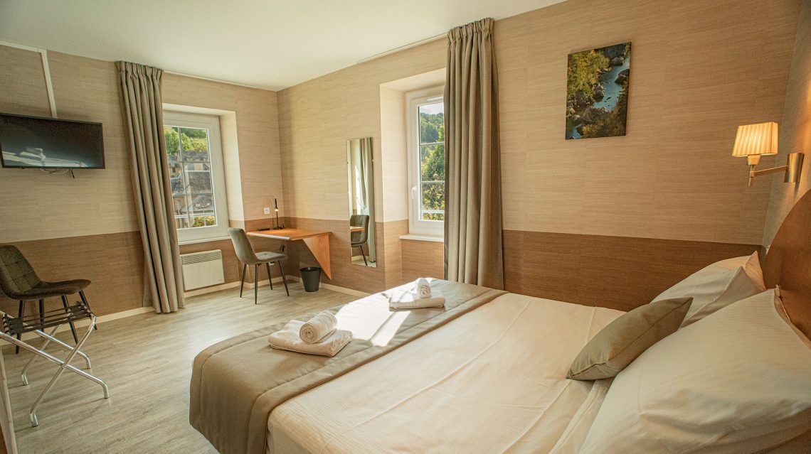 Vue d'une chambre double à L'Hôtel des Bains à Salles-la-Source en Aveyron