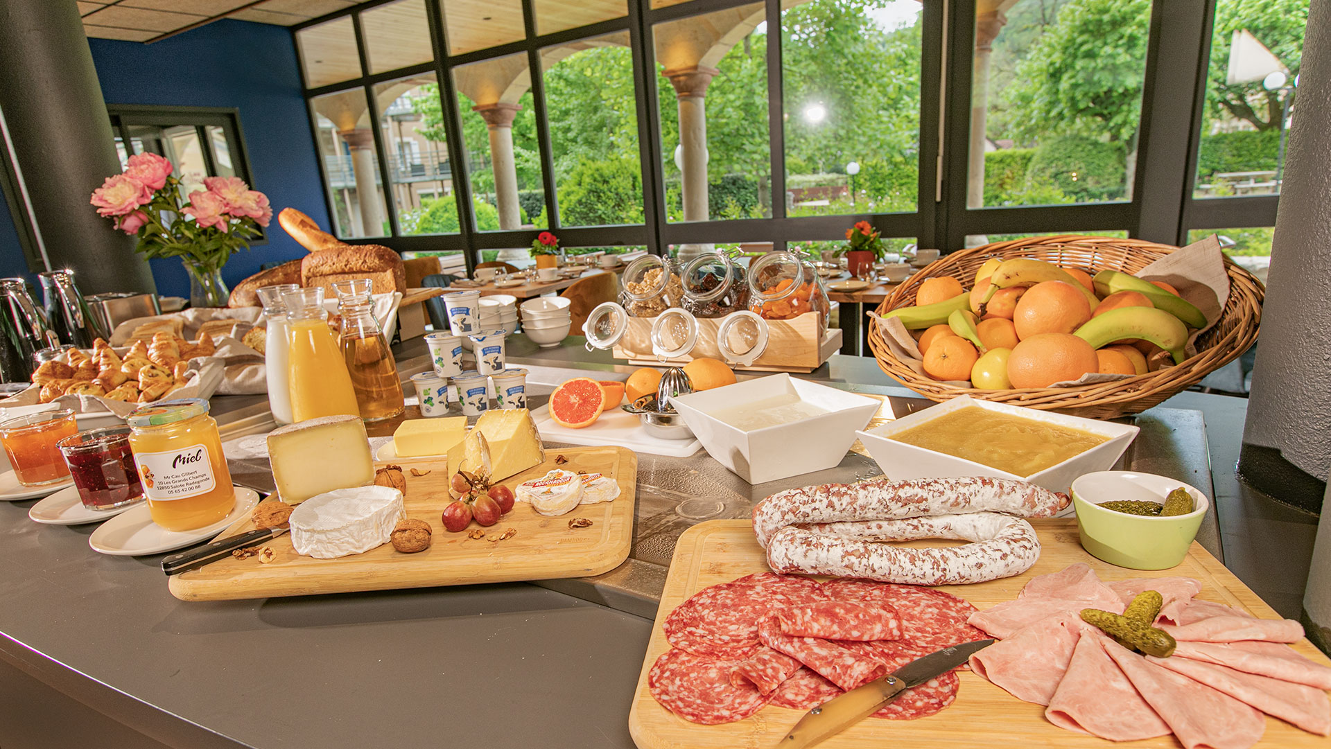 Vue du buffet à volonté de petit-déjeuner à L'Hôtel des Bains à Salles-la-Source en Aveyron